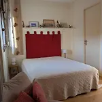 Vintage Pied-a-terre - Eiffel Tower View *