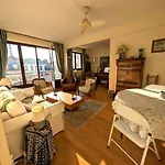 Daire Vintage Pied-a-terre - Eiffel Tower View Paris
