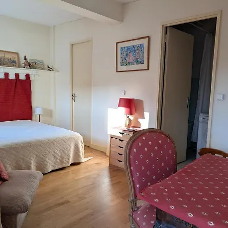 Vintage Pied-a-terre - Eiffel Tower View פריז