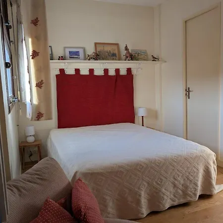 Vintage Pied-a-terre - Eiffel Tower View *
