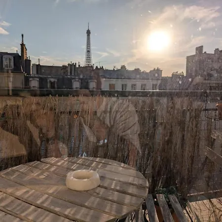 Vintage Pied-a-terre - Eiffel Tower View