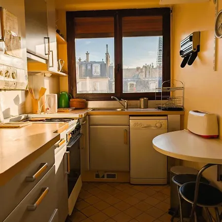 Vintage Pied-a-terre - Eiffel Tower View *