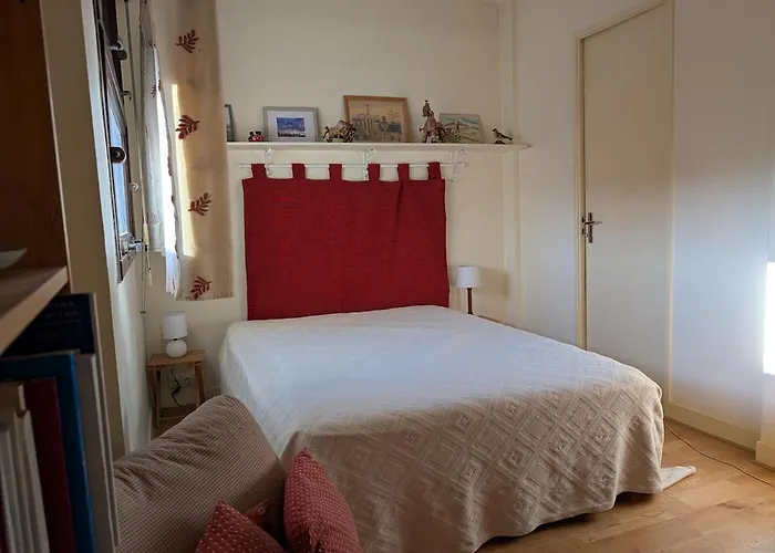 Vintage Pied-a-terre - Eiffel Tower View *