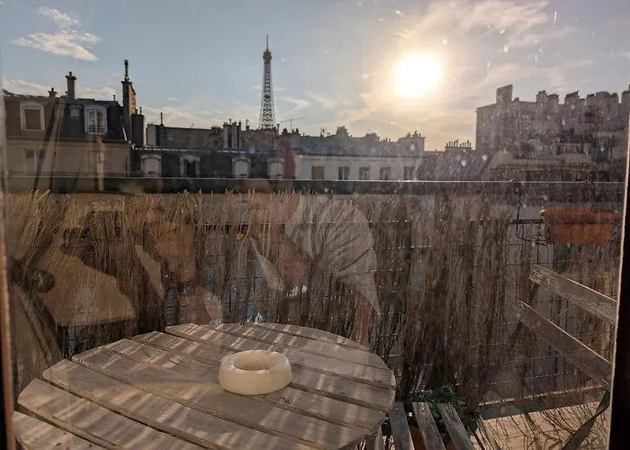 Vintage Pied-a-terre - Eiffel Tower View