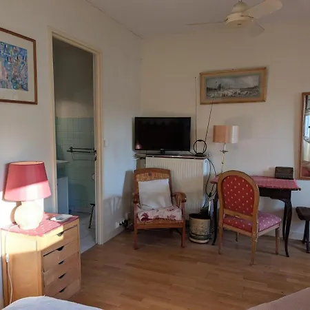 Vintage Pied-a-terre - Eiffel Tower View * Paris