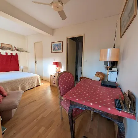 Vintage Pied-a-terre - Eiffel Tower View * Paris