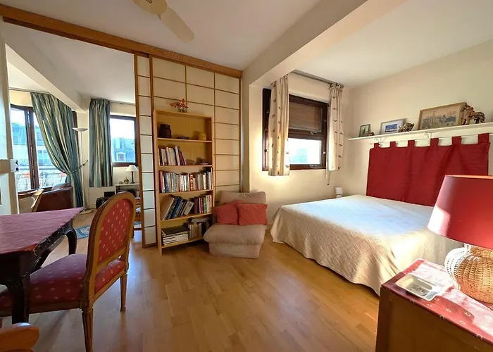 Daire Vintage Pied-a-terre - Eiffel Tower View *