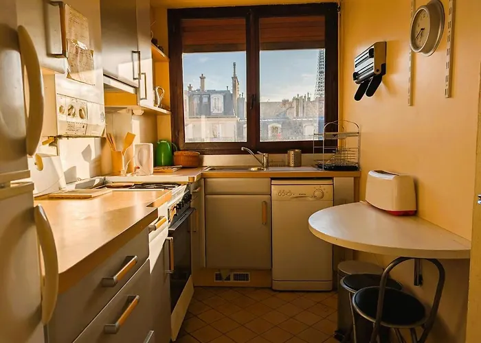 Vintage Pied-a-terre - Eiffel Tower View *